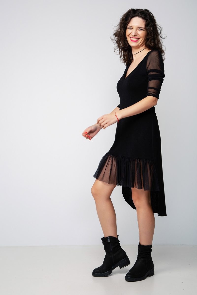 Rochie din țesătură de tricot cu mâneci și volan din tull